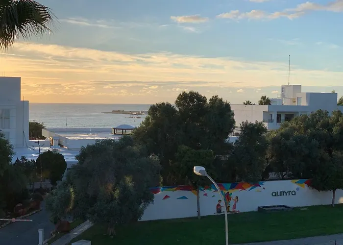 Phaedrus Living: Seaside Luxury Flat Natalia House 102 パ フォス